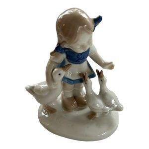 GIRL PEASANT GOOSE GEESE DUCKS  PORCELAIN FIGURINE‎ GDR?